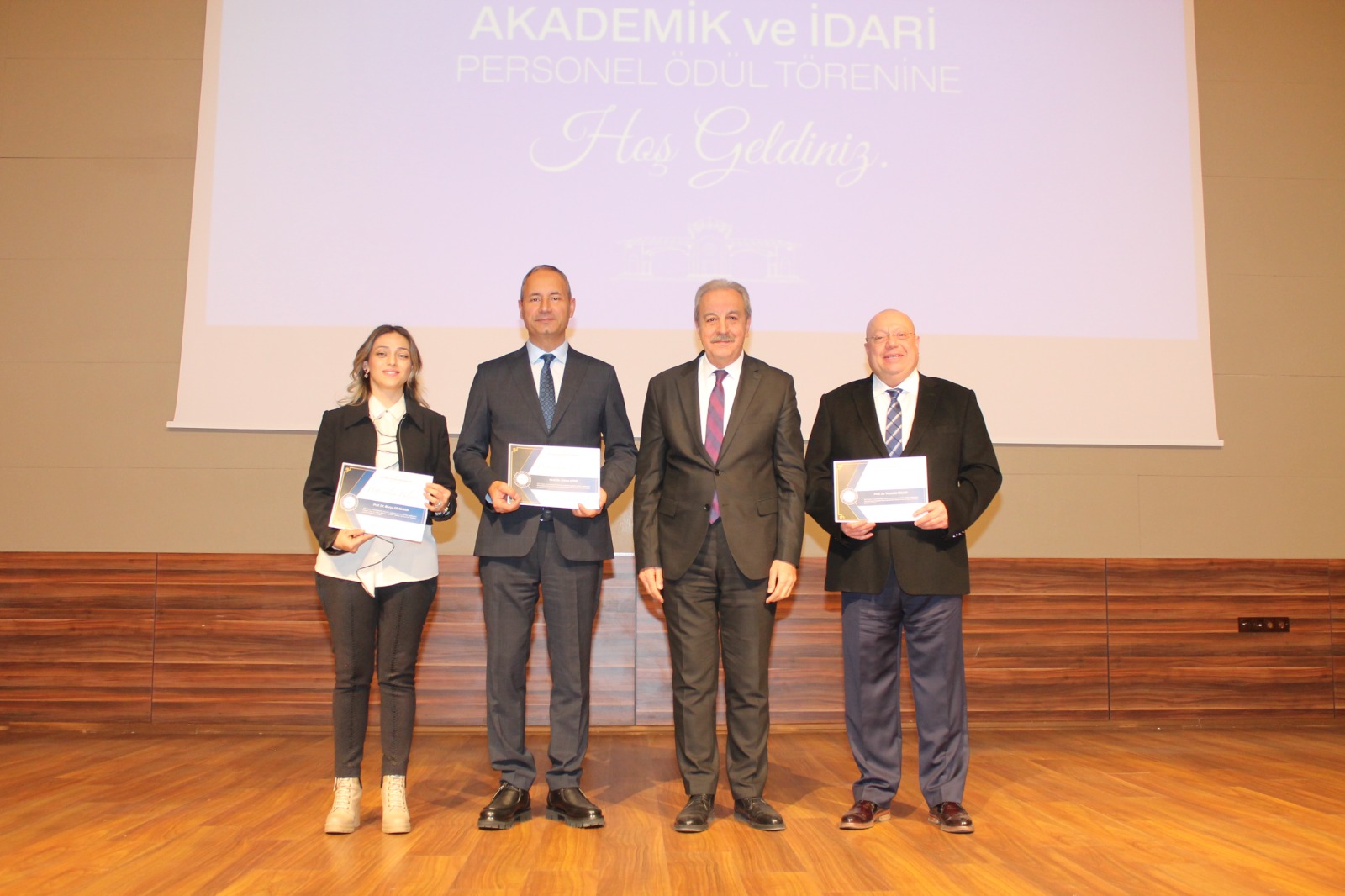 Üniversitemizde Akademik ve İdari Personele Teşekkür ve Takdir Belgesi