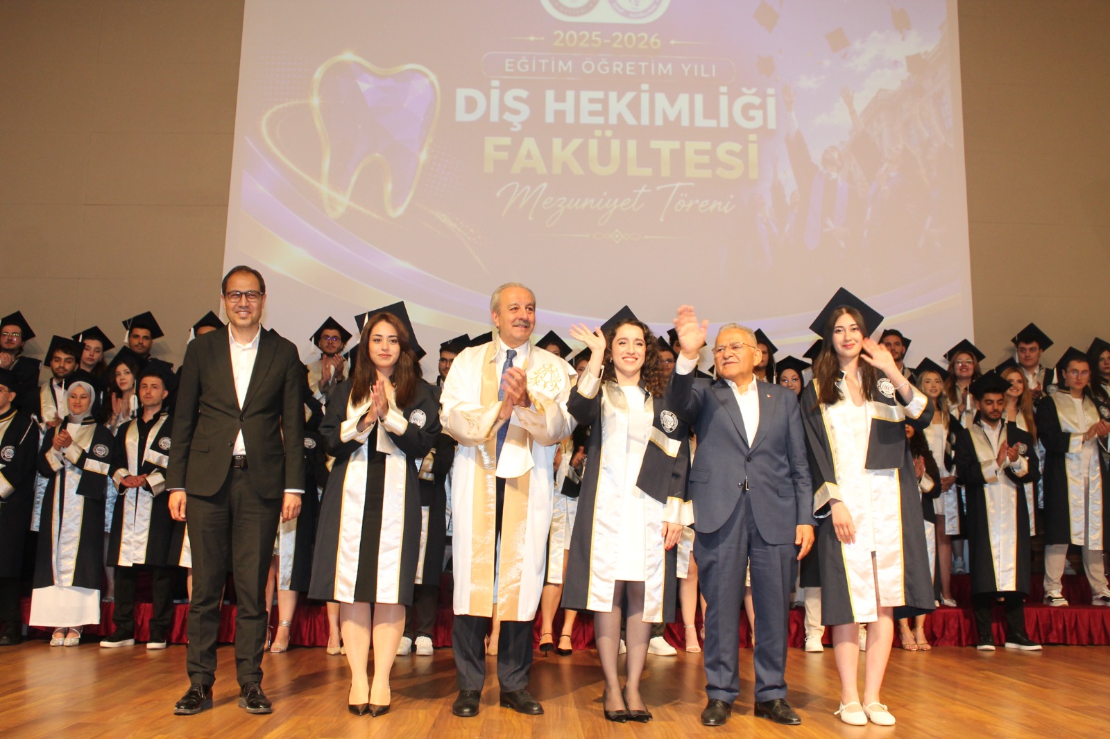 Üniversitemiz Diş Hekimliği Fakültesi’nde Coşkulu Mezuniyet