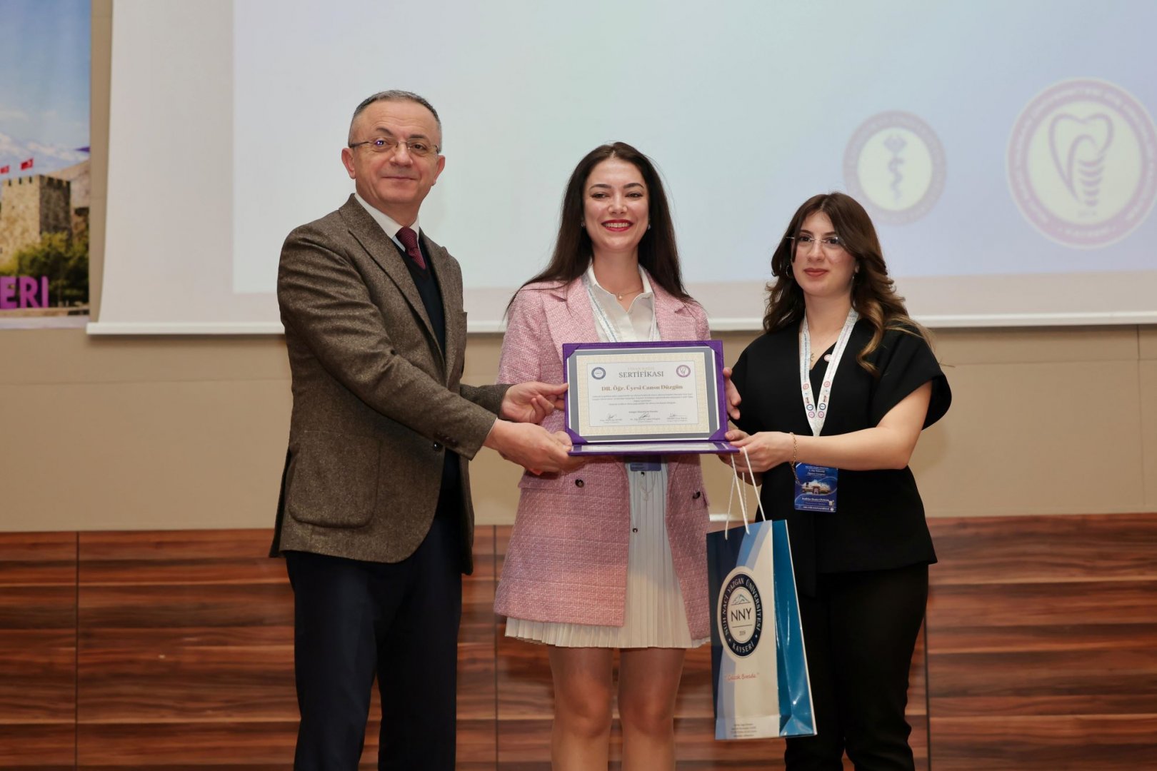 Üniversitemizde 1. Diş Hekimliği Öğrenci Kongresi Düzenlendi.