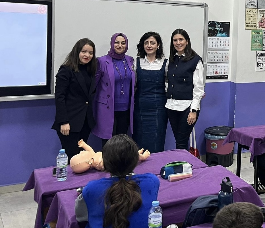 Ortaokul Öğrencilerine Heimlich Manevrası Eğitimi Verildi.