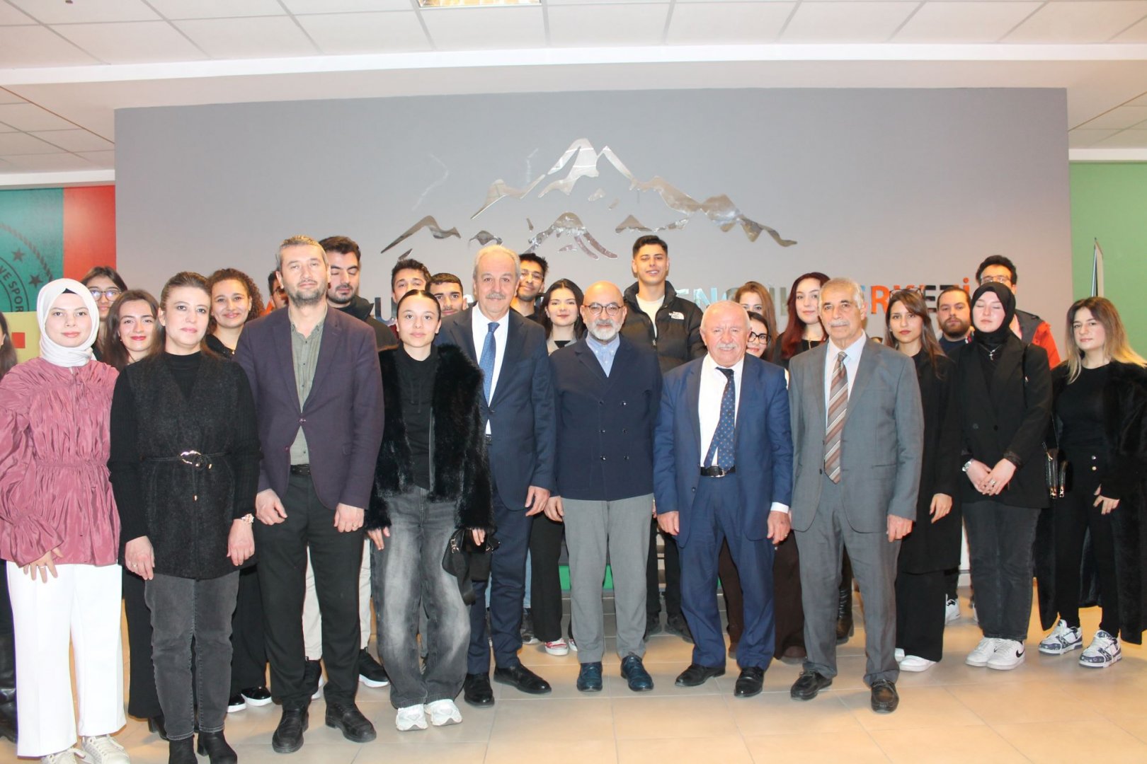 Milletvekili Cıngı, Üniversitemizde Genç Ofiste Söyleşiye Katıldı.