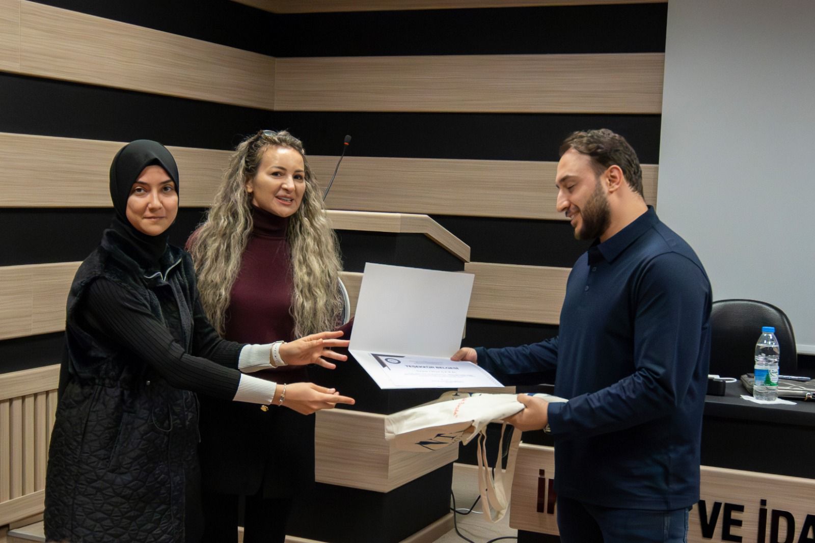 Üniversitemiz Bilgisayar Programcılığında “Yapay Zeka Araçları” Konulu Etkinlik Düzenlendi.