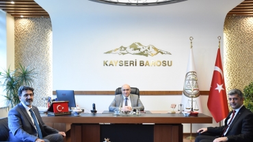 Hukuk Fakültesi Dekan V. Prof. Dr. Aydın BAŞBUĞ ve Dr. Öğr. Üyesi Mustafa OKUR, Kayseri Barosu Başkanını ziyaret etti.